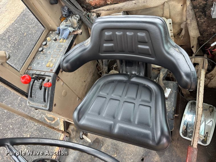 image for item EJ7686 1993 John Deere 670B motor grader