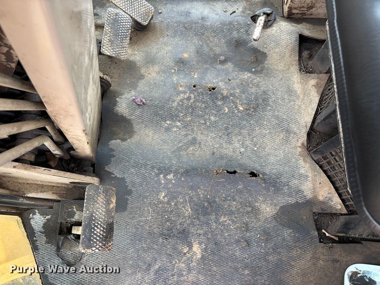 image for item EJ7686 1993 John Deere 670B motor grader