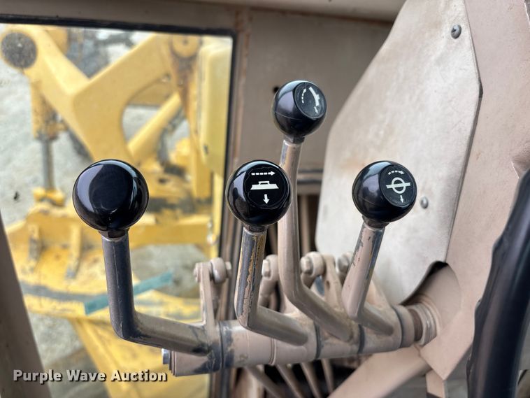 image for item EJ7686 1993 John Deere 670B motor grader