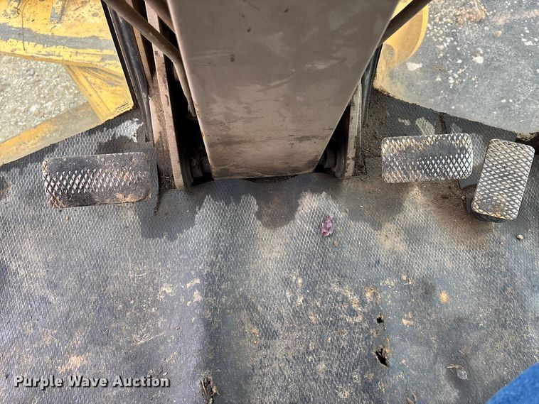 image for item EJ7686 1993 John Deere 670B motor grader