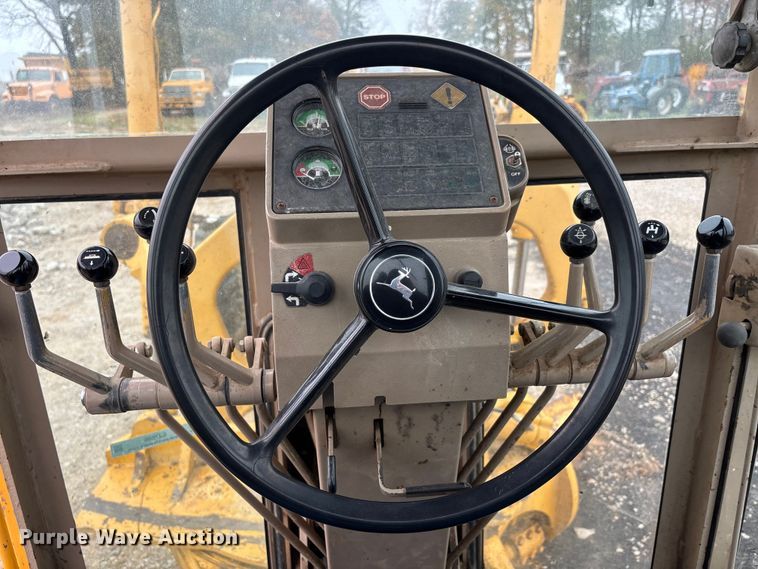 image for item EJ7686 1993 John Deere 670B motor grader