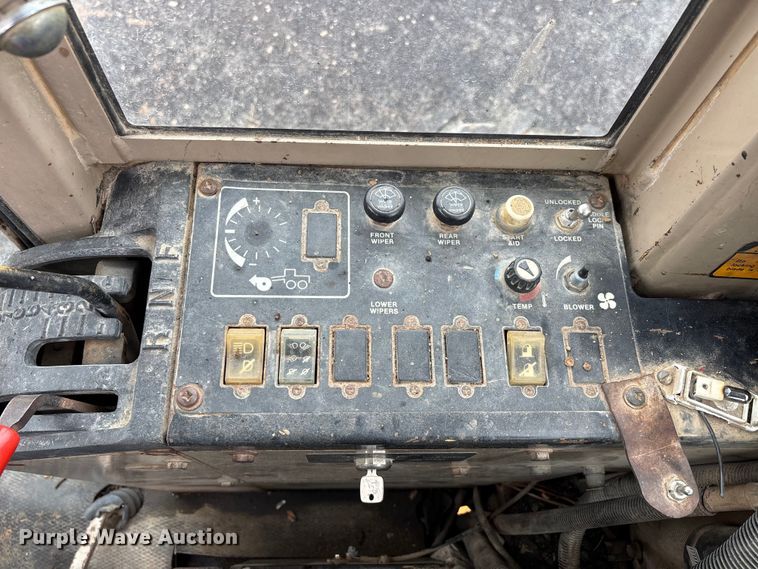 image for item EJ7686 1993 John Deere 670B motor grader