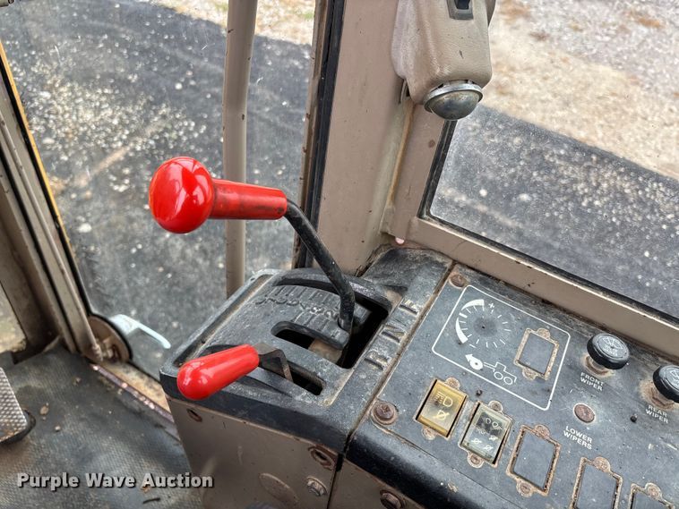 image for item EJ7686 1993 John Deere 670B motor grader