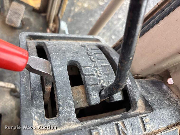 image for item EJ7686 1993 John Deere 670B motor grader