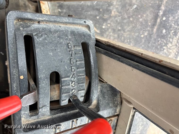 image for item EJ7686 1993 John Deere 670B motor grader