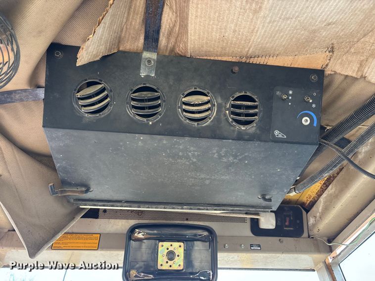 image for item EJ7686 1993 John Deere 670B motor grader