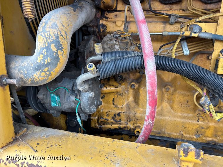 image for item EJ7686 1993 John Deere 670B motor grader