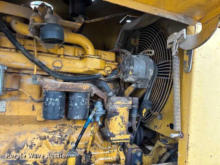 image for item EJ7686 1993 John Deere 670B motor grader