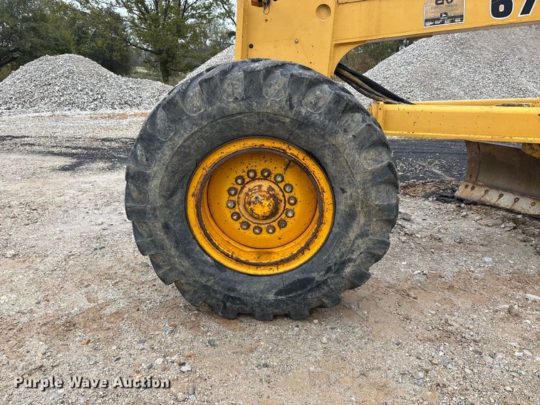 image for item EJ7686 1993 John Deere 670B motor grader