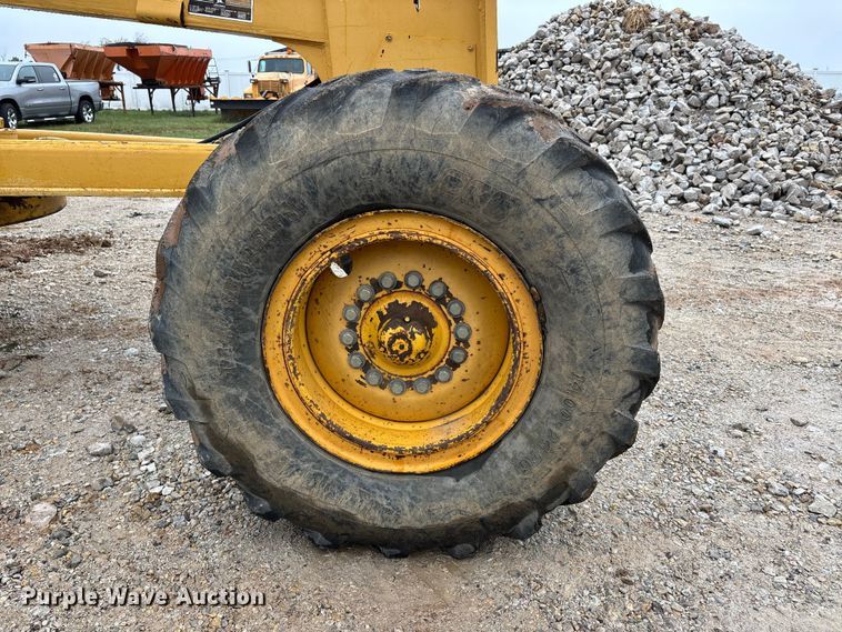 image for item EJ7686 1993 John Deere 670B motor grader