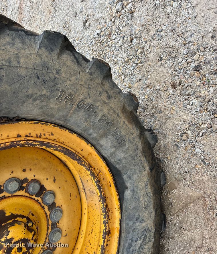 image for item EJ7686 1993 John Deere 670B motor grader