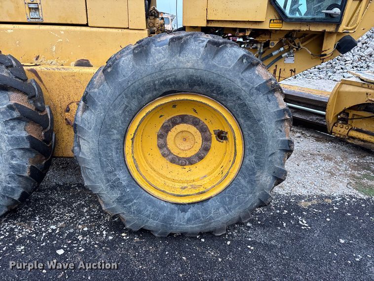 image for item EJ7686 1993 John Deere 670B motor grader