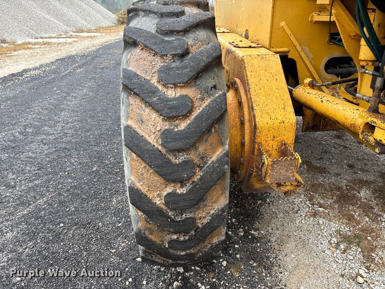 image for item EJ7686 1993 John Deere 670B motor grader