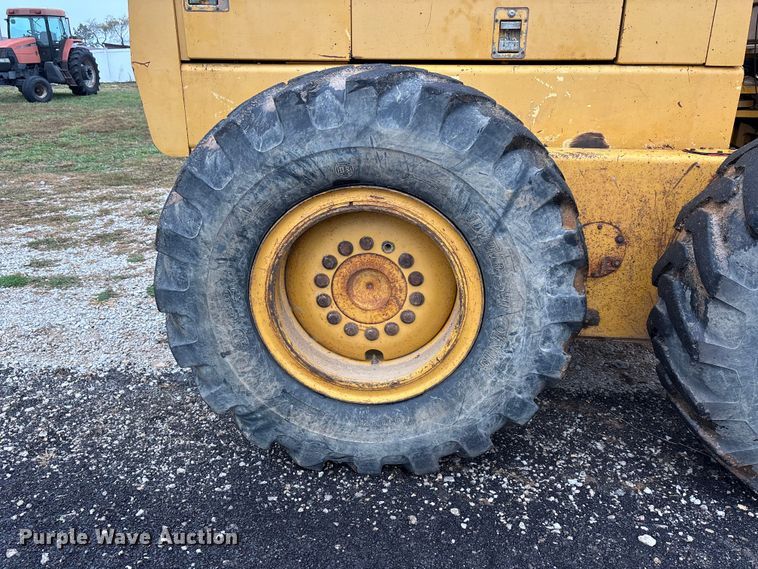 image for item EJ7686 1993 John Deere 670B motor grader