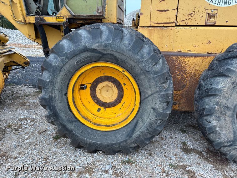 image for item EJ7686 1993 John Deere 670B motor grader