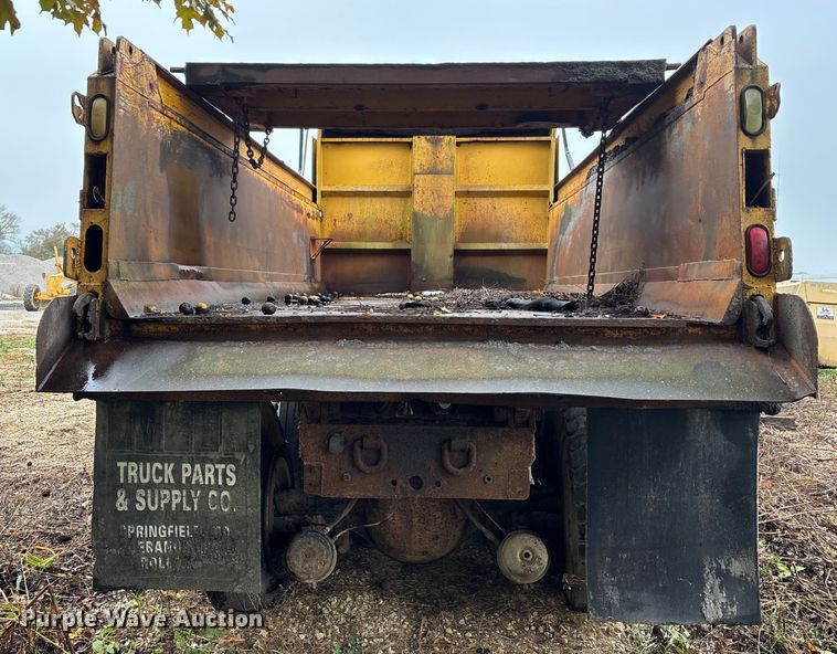 image for item EJ7687 1999 International 4900 dump truck