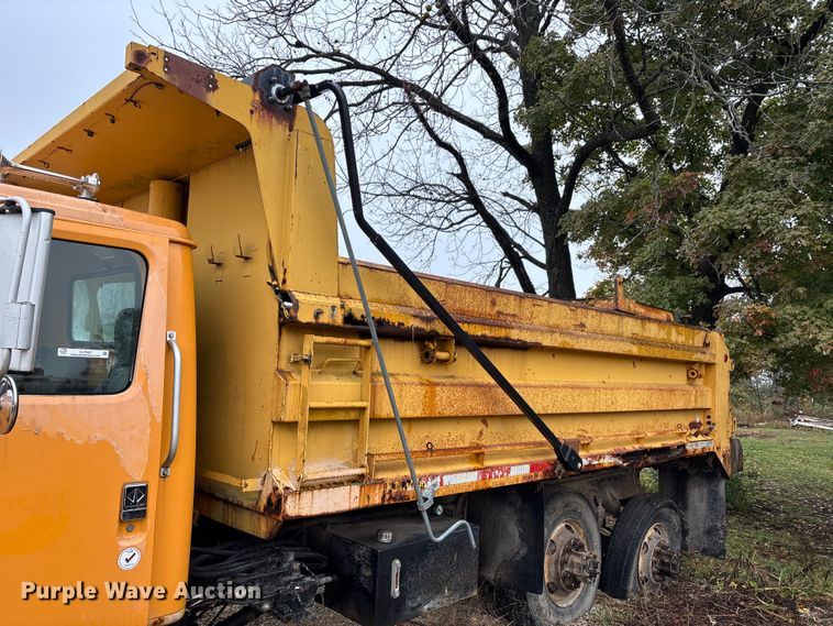 image for item EJ7687 1999 International 4900 dump truck