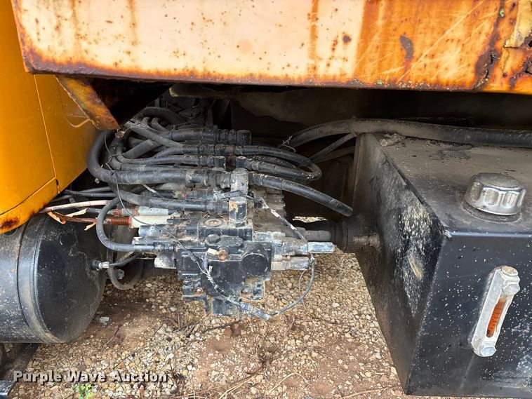 image for item EJ7687 1999 International 4900 dump truck