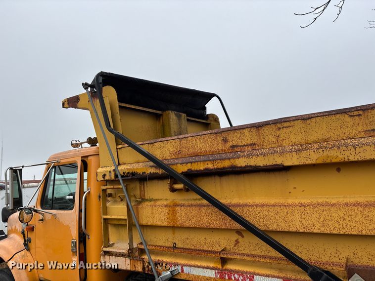 image for item EJ7687 1999 International 4900 dump truck