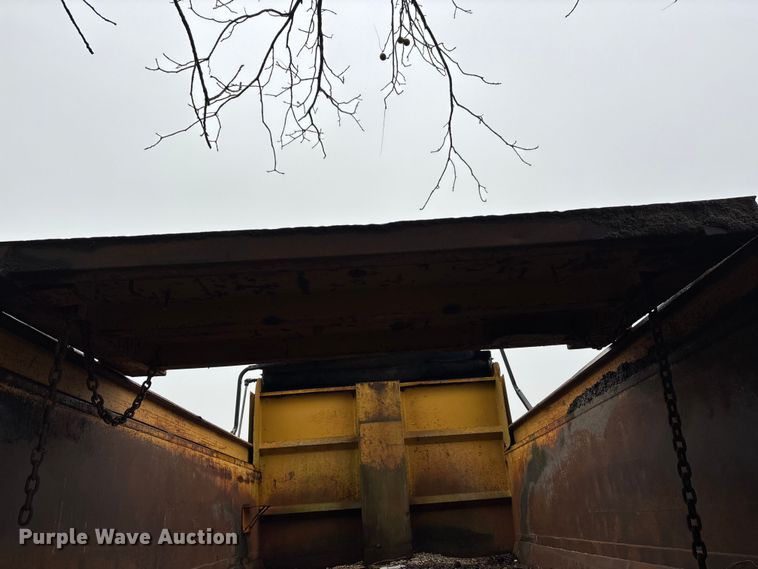 image for item EJ7687 1999 International 4900 dump truck