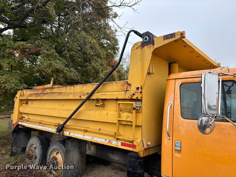 image for item EJ7687 1999 International 4900 dump truck