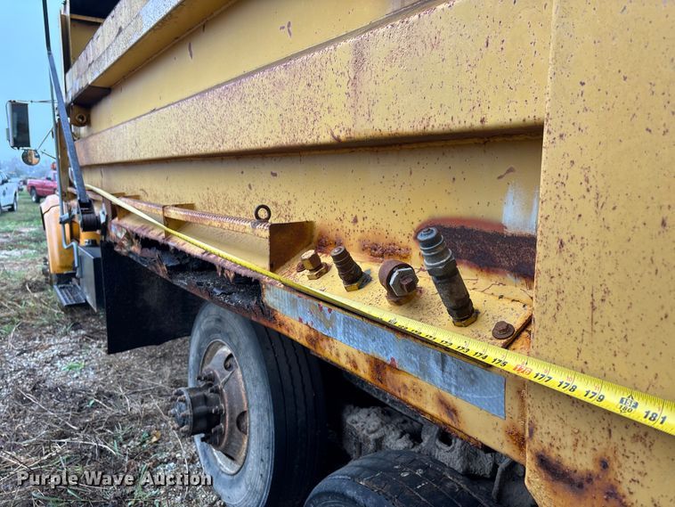 image for item EJ7687 1999 International 4900 dump truck