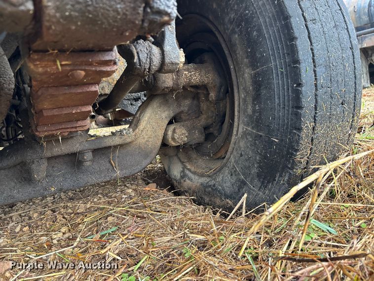 image for item EJ7687 1999 International 4900 dump truck