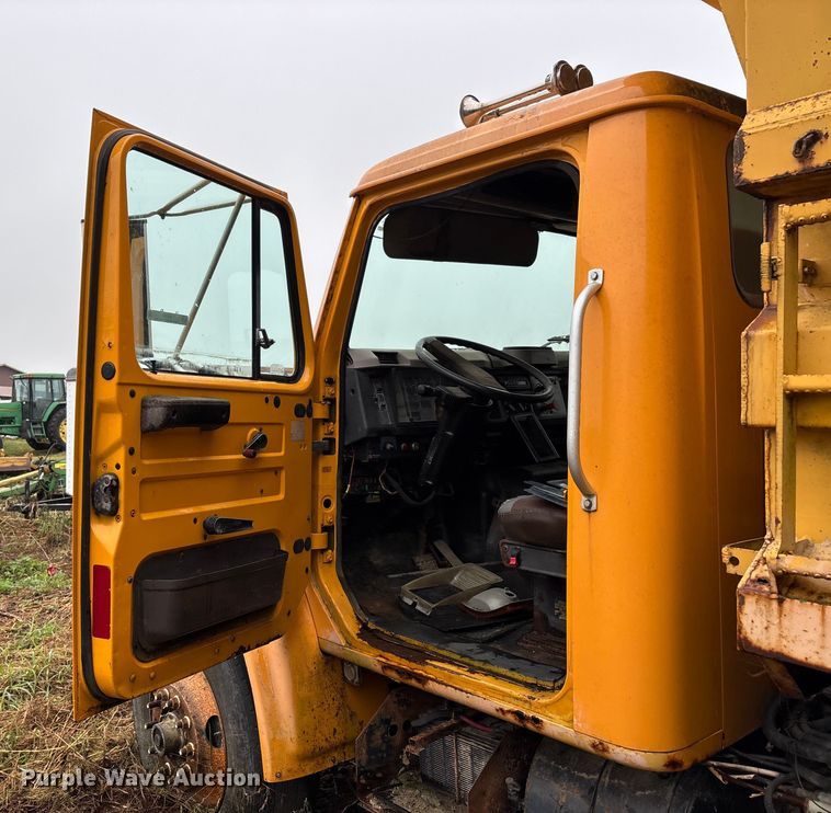 image for item EJ7687 1999 International 4900 dump truck