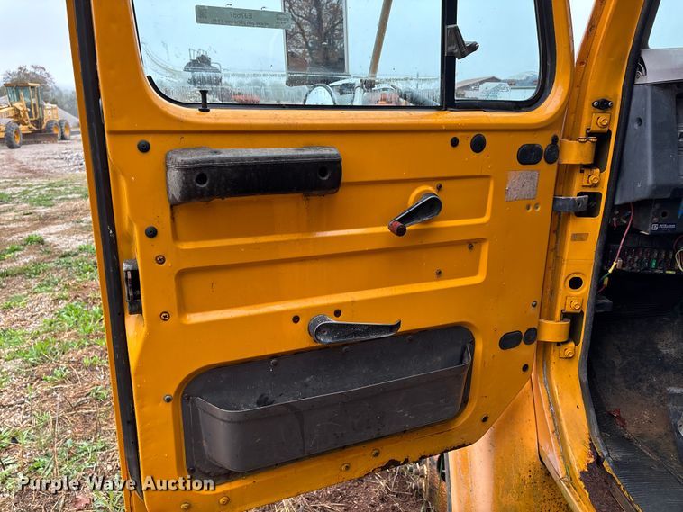image for item EJ7687 1999 International 4900 dump truck