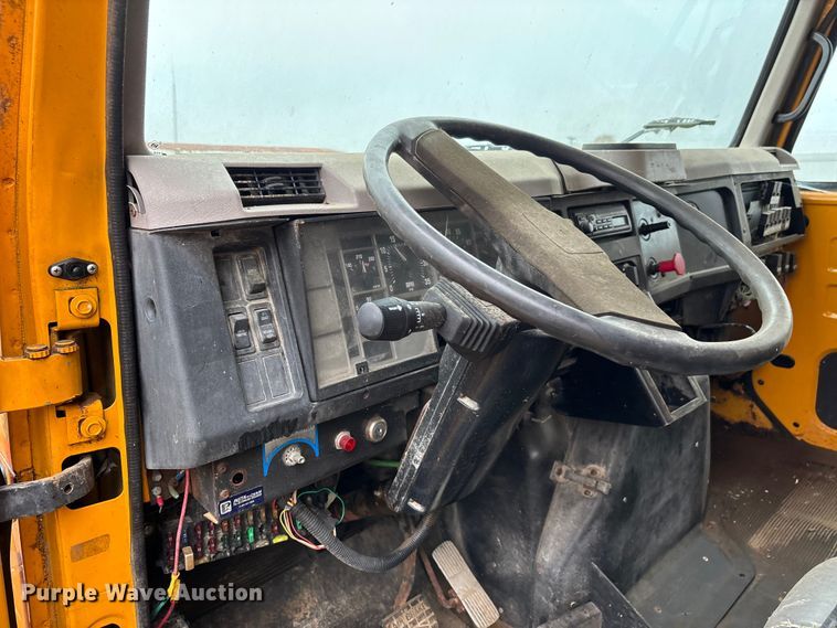 image for item EJ7687 1999 International 4900 dump truck