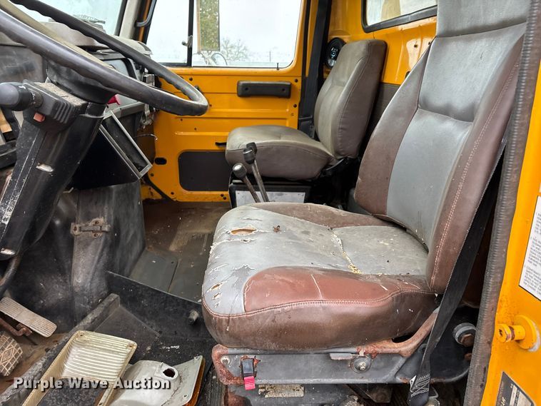 image for item EJ7687 1999 International 4900 dump truck