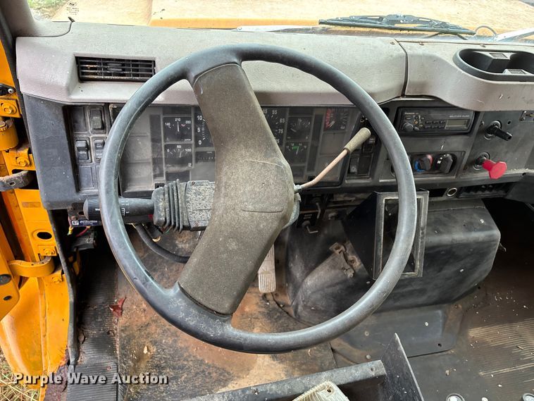 image for item EJ7687 1999 International 4900 dump truck