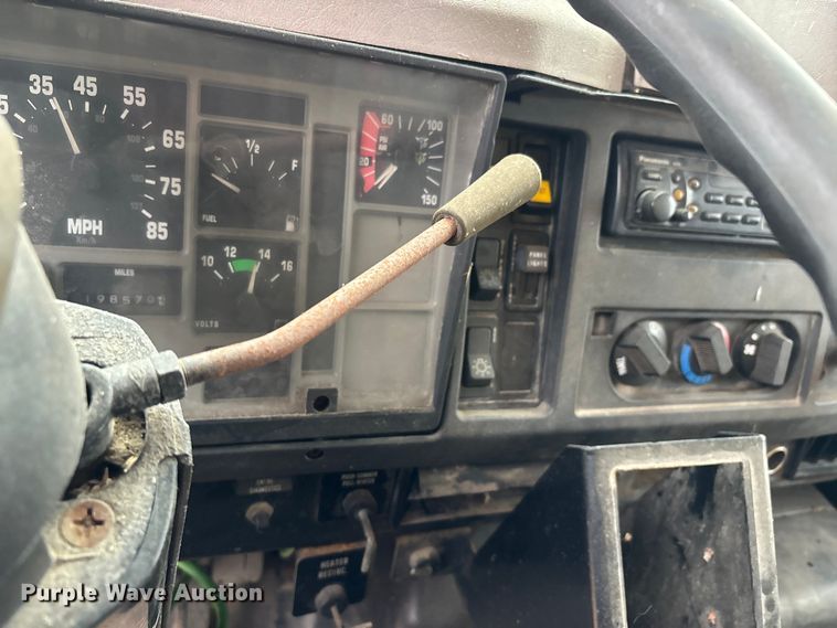 image for item EJ7687 1999 International 4900 dump truck