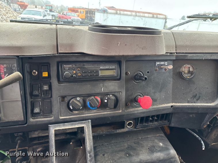 image for item EJ7687 1999 International 4900 dump truck