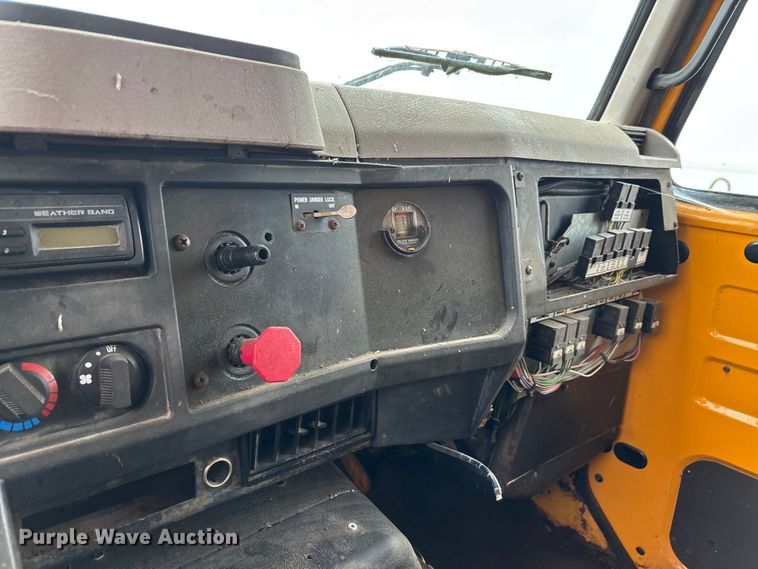 image for item EJ7687 1999 International 4900 dump truck