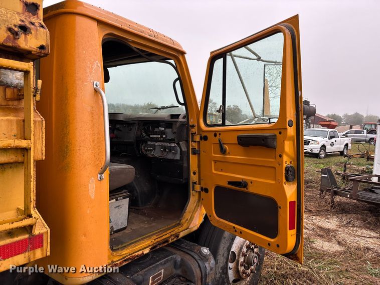 image for item EJ7687 1999 International 4900 dump truck