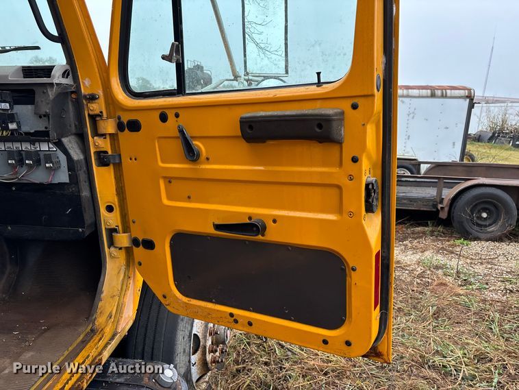 image for item EJ7687 1999 International 4900 dump truck