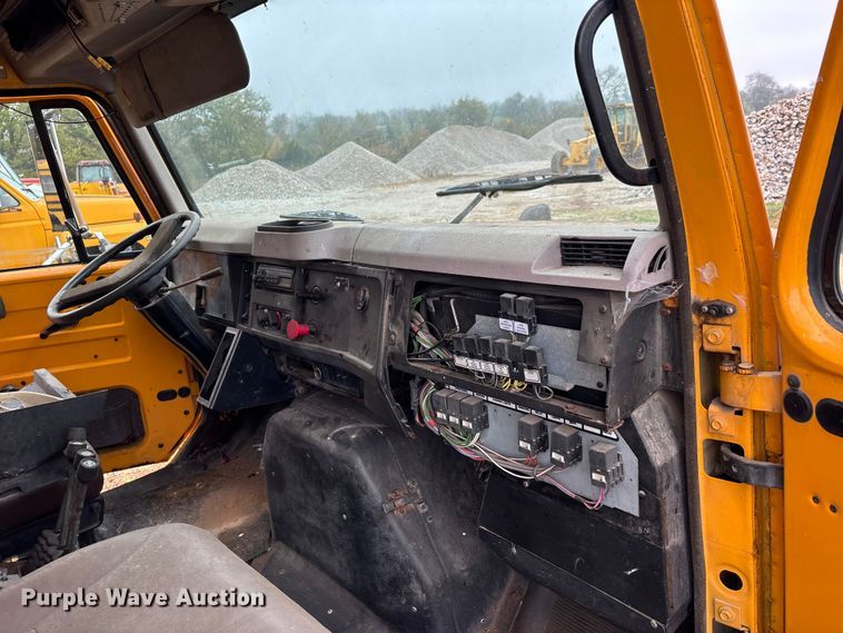 image for item EJ7687 1999 International 4900 dump truck