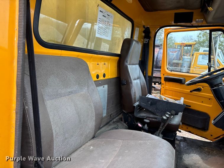 image for item EJ7687 1999 International 4900 dump truck