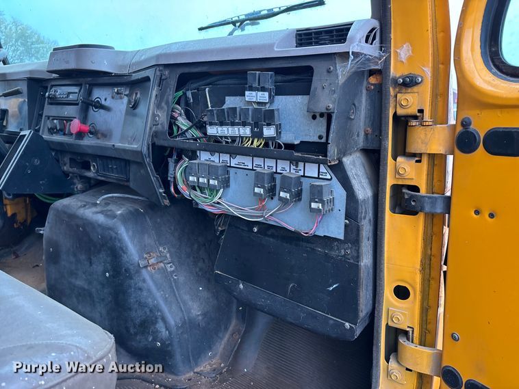 image for item EJ7687 1999 International 4900 dump truck