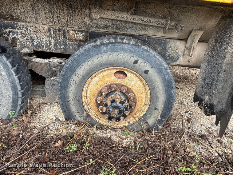 image for item EJ7687 1999 International 4900 dump truck