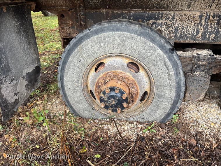 image for item EJ7687 1999 International 4900 dump truck