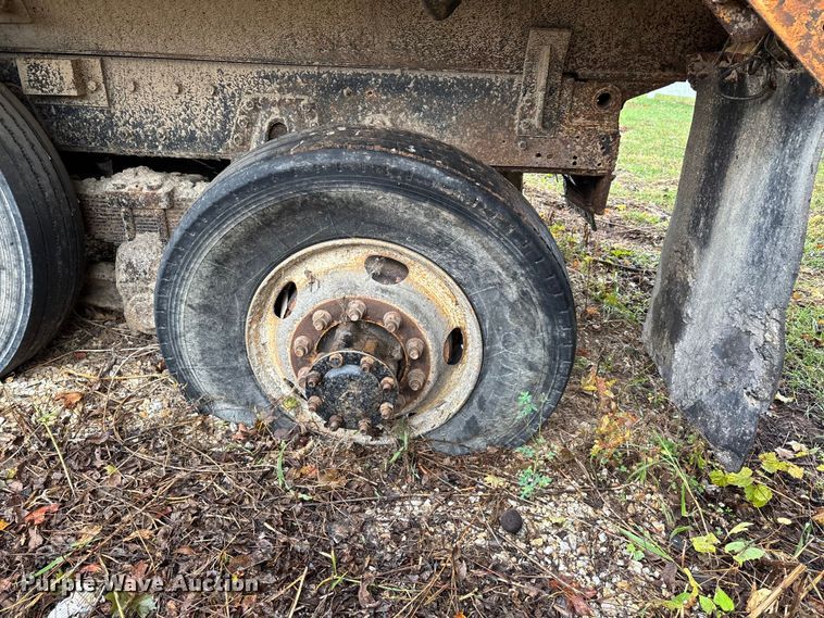 image for item EJ7687 1999 International 4900 dump truck