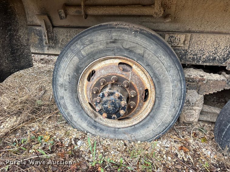 image for item EJ7687 1999 International 4900 dump truck