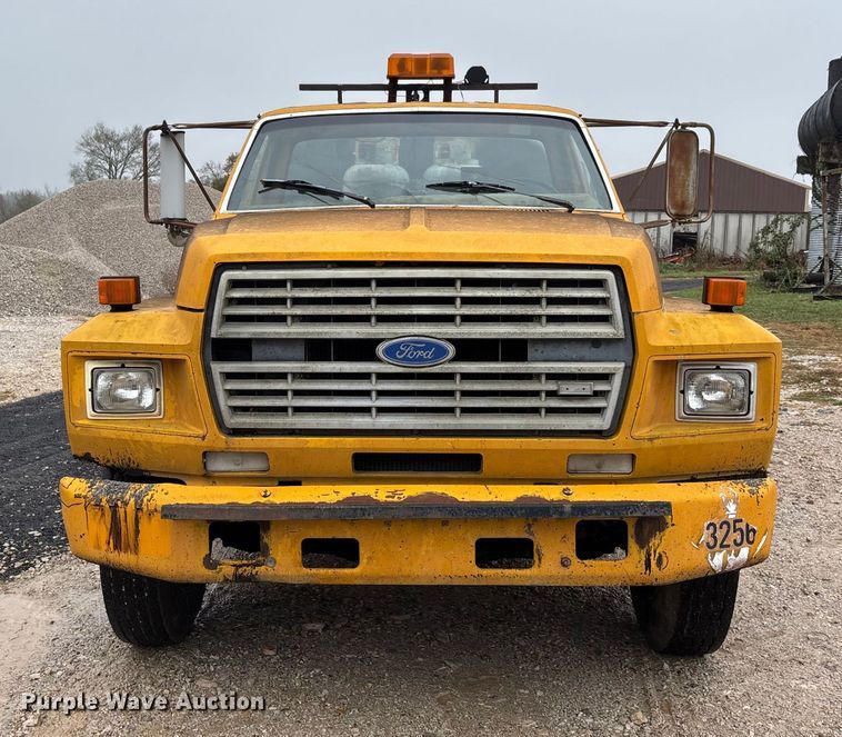 image for item EJ7691 1985 Ford F800 oil distributor truck