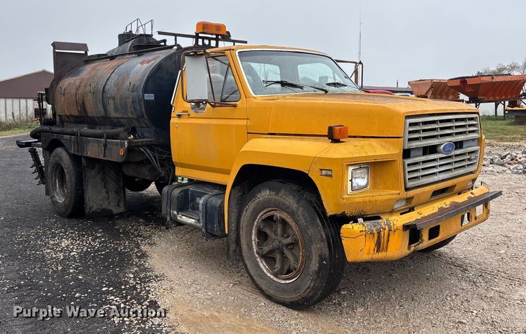 image for item EJ7691 1985 Ford F800 oil distributor truck