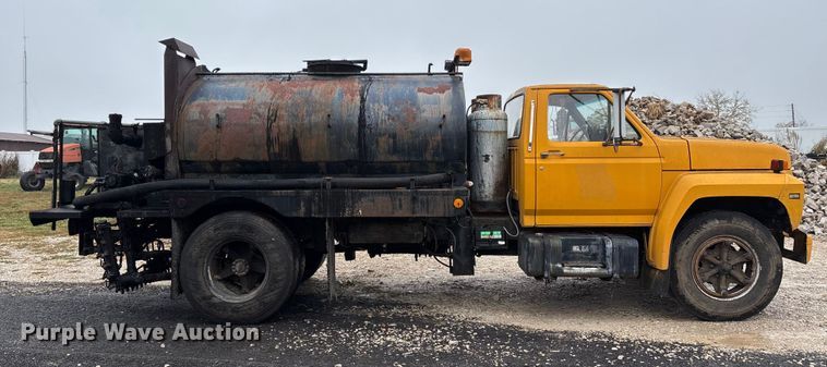 image for item EJ7691 1985 Ford F800 oil distributor truck