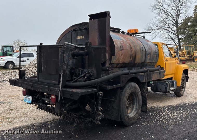 image for item EJ7691 1985 Ford F800 oil distributor truck