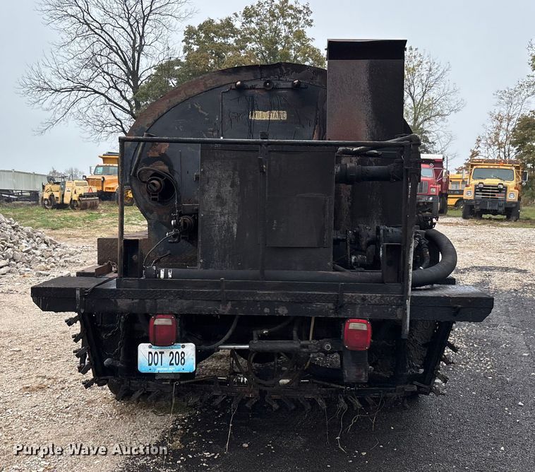 image for item EJ7691 1985 Ford F800 oil distributor truck