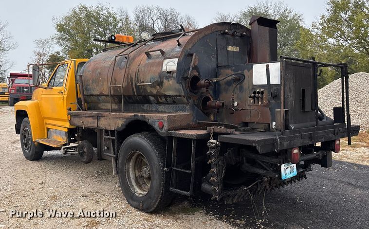 image for item EJ7691 1985 Ford F800 oil distributor truck